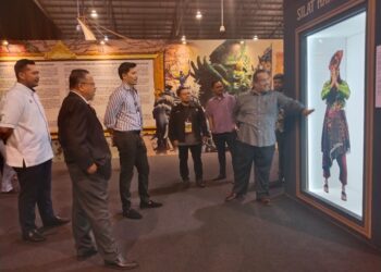 FATTAH Amin (tiga dari kiri) melihat hologram seni silat Hang Tuah pada Pameran Hang Tuah di MITC Ayer Keroh, Melaka.