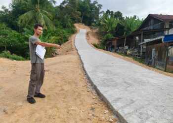 ABDUL AL FADHIR Mohd. Noh Wong menunjukkan jalan konkrit yang dibina tanpa kebenaran di atas tanah miliknya di Kampung Baru Cheroh, Raub, Pahang. - UTUSAN/NORFARHIZA MOHD. ATAR