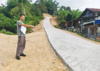 ABDUL Al Fadhir Mohd. Noh Wong menunjukkan jalan konkrit yang didakwa dibina tanpa kebenaran di atas tanah miliknya di Kampung Baru Cheroh, Raub, Pahang. – UTUSAN/NORFARHIZA MOHD. ATAR