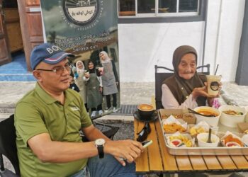 PASIR SALAK 25 JUN 2024: Pengerusi Eksekutif iGROW, Nordin Abdul Malek dan  Saerah Abdul Majid atau Opah Yang yang tular menerusi 'video dron' ketika ditemui pemberta di Kampung Teluk Sareh, Kampung Gajah dekat Pasir Salak baru-baru ini. - UTUSAN/AIN SAFRE BIDIN