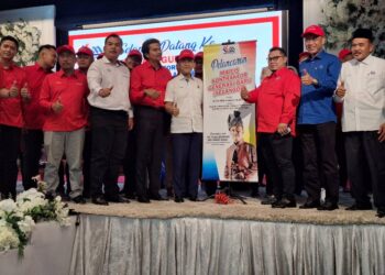 MOHD. ROSDI (enam kiri/ topi merah) dan Borhan (tengah) bersama ahli PKMM yang menghadiri mesyuarat itu di Shah Alam, Selangor hari ini. -FOTO/ ISKANDAR SHAH MOHAMED