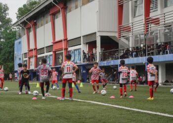 KOMUNITI sukan boleh membina persekitaran yang menekankan hormat, kesopanan sukan 
dan kesejahteraan psikologi pemain remaja. 
– UTUSAN/SHIDDIEQIIN ZON