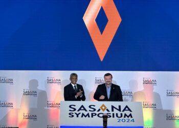 AMIR Hamzah (kanan) ketika merasmikan Simposium Sasana 2024 di Sasana BNM, di sini semalam.