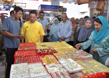 TUANKU Syed Faizuddin Putra Jamalullail (dua dari kiri) berkenan meninjau salah sebuah gerai selepas menyempurnakan Majlis Perasmian Plaza Niaga Padang Besar, Perlis, baru-baru ini. -UTUSAN.
