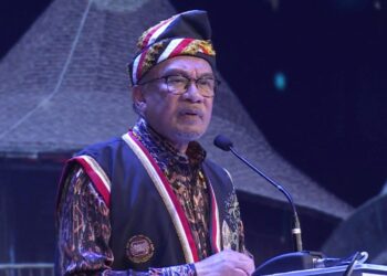 ANWAR Ibrahim ketika menyampaikan amanat ucapannya di Majlis Makan Malam Gawai Dayak Peringkat Sarawak 2024 di Pusat Konvensyen Borneo Kuching (BCCK) Kuching, malam ini.