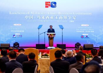 ANWAR Ibrahim ketika berucap pada Majlis Makan Tengah Hari bersama Premier China Li Qiang serta komuniti perniagaan Malaysia-China di Hotel Shangri La, Kuala Lumpur.-FACEBOOK ANWAR