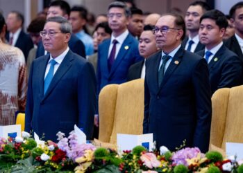 ANWAR Ibrahim (kanan) dan Li Qiang (kiri) ketika di Majlis Makan Tengah Hari bersama Premier China Li Qiang serta komuniti perniagaan Malaysia-China di Hotel Shangri La, Kuala Lumpur.-FACEBOOK ANWAR