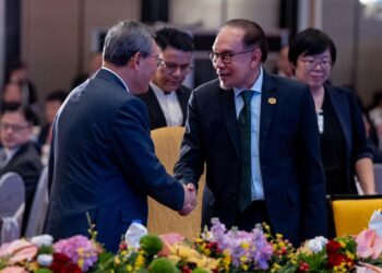 ANWAR Ibrahim (kanan) bersalaman dengan Li Qiang (kiri) di Majlis Makan Tengah Hari bersama komuniti perniagaan Malaysia-China di Hotel Shangri La, Kuala Lumpur.-FACEBOOK ANWAR