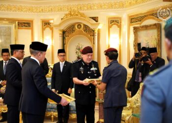 Yang di-Pertuan Agong, Sultan Ibrahim Sultan Iskandar berkenan mempersembah warkah persilaan ke Istiadat Pertabalan Seri Paduka kepada Sultan Hassanal Bolkiah Istana Nurul Iman, Bandar Seri Begawan hari ini.