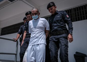 HAFIZUL Hawari yang terlibat dalam kejadian melepaskan tembakan di KLIA Terminal 1 diiringi anggtoa polis bagi prosiding sebutan dua kes cuba membunuh isterinya dan menyebabkan cedera parah terhadap seorang pengawal peribadi di Mahkamah Sesyen Sepang. - UTUSAN/FAIZ ALIF ZUBIR