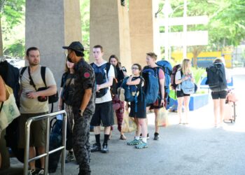 PELANCONG beratur bagi pemeriksaan dokumen perjalanan ketika tiba di pintu masuk sempadan Malaysia di Wang Kelian, Padang Besar, Perlis semalam. – UTUSAN/IZLIZAN OTHMAN