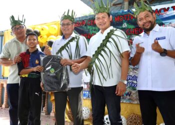 Dari kiri, Pengerusi Persatuan Orang Asli Perak,Dato' Tpr. Suki Mee, Pengerusi YBR, Datuk Philip Bendict Lasimbang, YB Senator Tuan Bob Manolan bin Mohamad dan Pengurus Besar YBR, Encik Syaiful Rizal Abdul Ghani ketika majlis penyerahan bantuan persekolah di SK Pos Raya, Simpang Pulai, Perak.