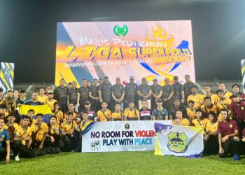 PARA pasukan yang bertanding dalam Liga Super Perlis bergambar bersama para majlis pelancaran Liga Super Perlis 2024 di stadium Tuanku Syed Putra di sini malam tadi.-UTUSAN/MOHD. HAFIZ ABD. MUTALIB