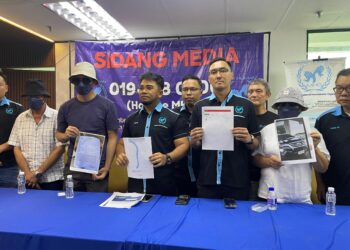 SETIAUSAHA Agung Pertubuhan Kemanusiaan Masyarakat Antarabangsa Malaysia (MHO), Datuk Hishamuddin Hashim (tengah) bersama keluarga mangsa perdagangan manusia dalam sidang akhbar di Pejabat MHO, Jalan Tun Razak, Kuala Lumpur hari ini.