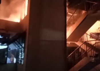KEADAAN rumah di tingkat tiga di Jalan Desa Pandan, Kuala Lumpur yang musnah terbakar pagi tadi- ihsan bomba