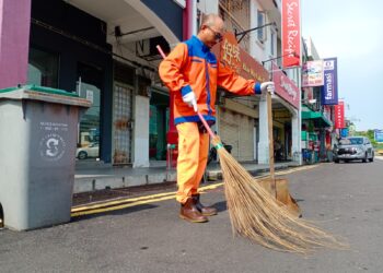 MOHD. Hasif Abd. Rani mampu berdikari dengan bertugas sebagai pekerja pembersihan meskipun merupakan seorang OKU.