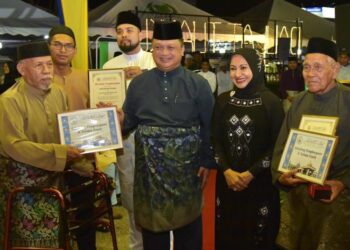TUANKU Syed Faizuddin Putra Jamalullail (tiga dari kanan) bersama Tuanku Dr. Hajah Lailatul Shahreen Akashah Khalil (dua dari kanan) berkenan beramah mesra bersama Penerima Anugerah Ahli Kariah Berjasa selepas Majlis Perasmian Masjid Al-Mursyid, Guring, Arau, Perlis. -UTUSAN