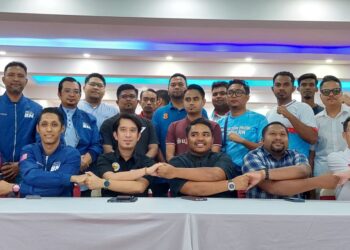 ADAM Adli (duduk, tiga dari kiri) bersama sebahagian jentera sayap Pemuda Kerajaan Perpaduan di Nibong Tebal, Pulau Pinang, kelmarin.
