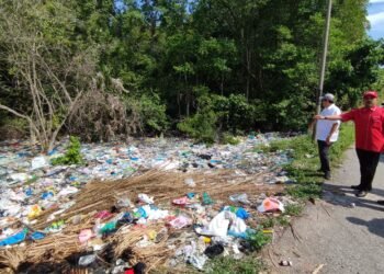 ABDUL Gafar Yahya (tengah) menunjukkan sampah yang dibuang secara haram di persisiran HSK Paya Bakau, Sungai Merbok di Sungai Petani.