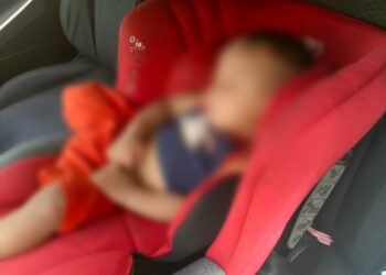 BAYI lelaki yang terkunci dalam kereta berhampiran sebuah bank di Jalan Gaya, Kota Kinabalu hari ini