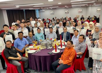 SHAHELMEY Yahya (duduk-tengah) bergambar kenangan bersama pelajar cemerlang SPM di Putatan hari ini