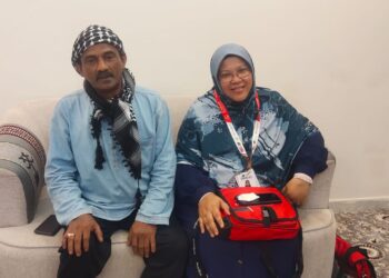 MAZIDAH Azmi bersama suaminya, Zainal Abidin bersyukur dapat menunaikan ibadah haji pada tahun ini.