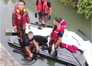 ANGGOTA bomba mengeluarkan tiga mangsa yang lemas selepas kenderaan dinaiki mereka terbabas dalam longkang di Danga Bay, Johor Bahru, semalam.