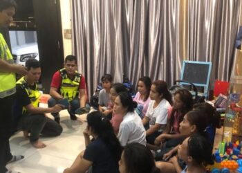 SEBAHAGIAN daripada 17 amah Indonesia diselamatkan polis dalam serbuan di Shah Alam, Selangor, malam tadi. - IHSAN POLIS