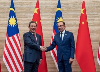 ANWAR Ibrahim ketika menerima kunjungan Li Qiang di Putrajaya sempena lawatan rasmi Perdana Menteri China itu ke Malaysia bersempena ulang tahun ke-50 hubungan diplomatik kedua-dua negara.