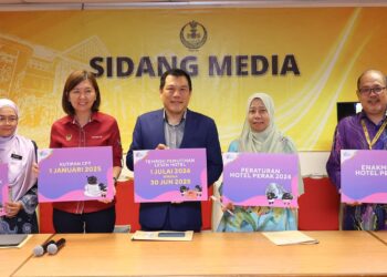 SANDREA Ng (tiga dari kiri) dan Loh Sze Yee (empat dari kiri) bersama  pegawai kerajaan Perak dalam sidang akhbar di Ipoh, hari ini. - UTUSAN