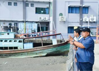 ABU Bakar Hamzah meninjau CIQ Kuala Perlis yang dicadang dibuka semula dan mewujudkan perkhidmatan feri dari Kuala Perlis ke Satun, Thailand di Kuala Perlis, kelmarin. – UTUSAN/IZLIZAN OTHMAN