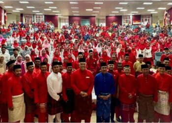 JOHARI Abdul Ghani (baju biru) bersama kepemimpinan UMNO Bahagian Arau selepas mesyuarat bahagian tersebut di Universiti Malaysia Perlis (Unimap), Arau,  semalam. – MINGGUAN/ASYRAF MUHAMMAD