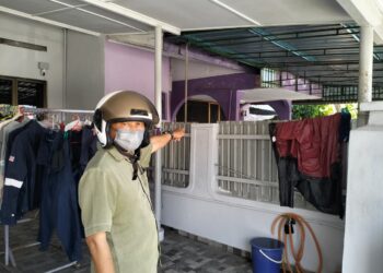 MOHD. Zezeli Abdul Latif menunjukkan rumah kanak-kanak perempuan yang maut dipercayai didera di Sililbin, Ipoh semalam. - UTUSAN