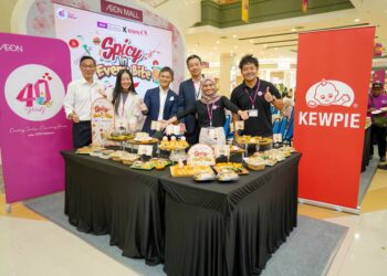 Kolaborasi  AEON bersama Kewpie memberi variasi kepada pilihan produk AEON Delicatessen. Pengurusan AEON dan Kewpie (dari kanan) Naoya Okada, Azidah Alimuddin, Atsushi Miyata, Shimpei Okada, Low Ngai Yuen and Soon Soo Choong pada majlis pelancaran kerjasama itu.