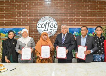 GUNTOR Tobeng (empat dsari kanan) dan Dr. Azahan Awang (tiga dari kanan) bersama Dr. Qudratullah Rustam menunjukkan memorandum persefahaman yang ditandatangani antara UKMShape, Gading Eduventure dan IAIN Bone Makassar di Universiti Kebangsaan Malaysia di Bangi.