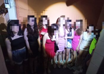 WANITA Vietnam yang ditahan Jabatan Imigresen Perak dalam operasi di sebuah pusat hiburan di Ipoh semalam. - UTUSAN