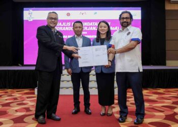 Mohamad Norza Zakaria dan Hannah Yeoh pada majlis perjanjian MSN dengan persatuan sukan kebangsaan di Bukit Jalil, semalam. - UTUSAN/FARIZ RUSADIO
