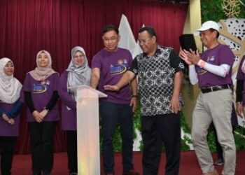 KHAIRUL Halimin Abdul Halim (empat dari kiri) ketika merasmikan Program HASiL Your Tax Buddy (HYTB@IPT) di Universiti Teknologi Mara (UiTM) Cawangan Kedah, Kampus Sungai Petani, semalam.