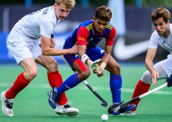 MUHAMMAD Azrai Aizad Abu Kamal diasak pemain pertahanan Perancis ketika perlawanan kedua Kumpulan B, Piala Negara-negara di Gneizno, Poland malam tadi. - FOTO IHSAN FIH