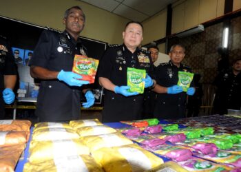 KHAW KOK CHIN (tengah) dan M. Kumar menunjukkan pelbagai jenis dadah bernilai RM11.6 juta  yang dirampas dalam sidang akhbar di IPK Johor, Johor Bahru.