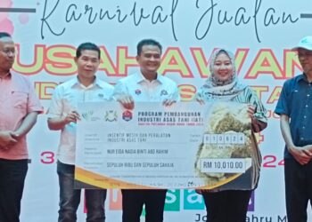 ZAHARI Sarip (tengah) menyampaikan replika kepada usahawan tani sempena Karnival Jualan Usahawan Industri Asas Tani 2024 di Angsana Johor Bahru Mall, Johor Bahru.