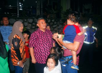 RAIS Yasin ditemani Sapiah Haron menyantuni pengunjung sempena Melaka Nightlife di Zoo Melaka, Ayer Keroh, Melaka. - UTUSAN/AMRAN MULUP