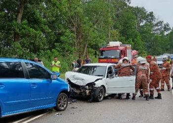 ANGGOTA bomba mengeluarkan mayat Zuraidah Sarahudar yang meninggal dunia dalam kemalangan melibatkan tiga buah kenderaan di Kilometer 76, Jalan Batu Pahat-Mersing.