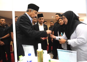 AHMAD ZAHID Hamidi melawat pameran sempena Halal On Track sambil diperhatikan Onn Hafiz Ghazi di Pusat Konvensyen Antarabangsa Persada Johor, Johor Bahru.