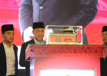 AHMAD ZAHID Hamidi melihat model Hal-Cube sempena Halal On Track Onn Hafiz Ghazi di Pusat Konvensyen Antarabangsa Persada Johor, Johor Bahru.
