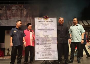 RAZALI Idris (dua, kanan) bergambar selepas merasmikan Majlis Dialog Penggiat Seni Budaya dan melancarkan Temu Teater di Kuala Ibai, Kuala Terengganu,  hari ini. - UTUSAN/KAMALIZA KAMARUDDIN