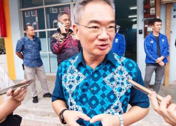 KHOO POAY TIONG bercakap kepada pemberita selepas sidang akhbar KLAS Parlimen Kota Melaka di Kota Laksamana, Melaka. - UTUSAN/MUHAMMAD SHAHIZAM TAZALI