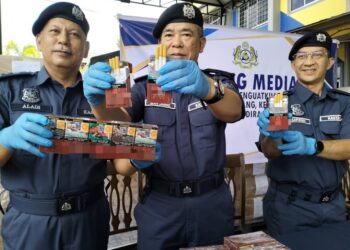 WAN JAMAL Abdul Salam Wan Long (tengah) bersama pegawai menunjukkan rokok yang dirampas semasa sidang media di Rantau Panjang, Kelantan hari ini-UTUSAN/ROHANA ISMAIL
