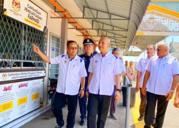 ARMIZAN Mohd. Ali (tengah) semasa mengadakan lawatan ke Kompleks Imigresen, Kastam, Kuarantin dan Keselamatan (ICQS) Tumpat, Kelantan-UTUSAN/YATIMIN ABDULLAH