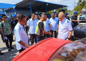 ARMIZAN Mohd. Ali (kanan) memeriksa kenderaan yang digunakan untuk menyeludup RON95 yang dirampas semasa mengadakan lawatan di sempadan Malaysia-Thailand di Pengkalan Kubor, Tumpat, Kelantan-UTUSAN/YATIMIN ABDULLAH.